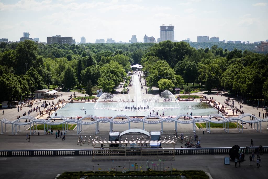Парк Горького в Москве наша работа, было-стало, лавки, урны