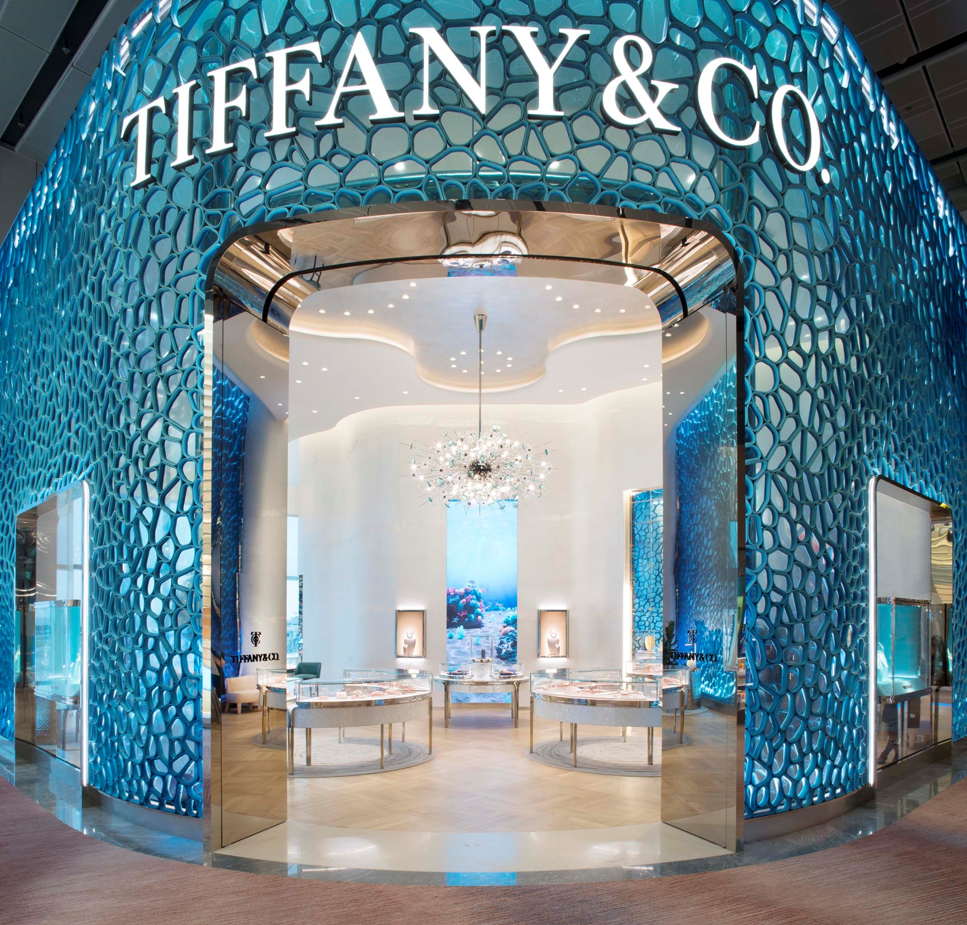 В аэропорту Чанги (Сингапур) открылся новый магазин Tiffany & Co. С  экологичным фасадом, спроектированным MVRDV | Punto Group