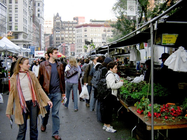 Как уличные рынки улучшают города