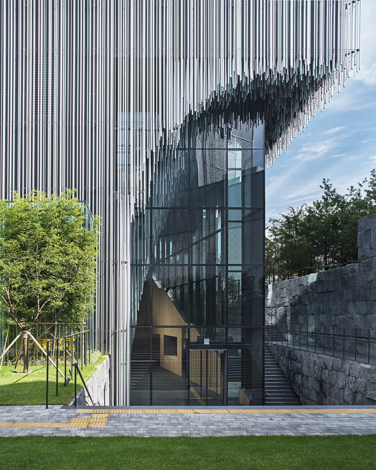 Kengo Kuma окутывает музей в Сеуле каскадными алюминиевыми трубами