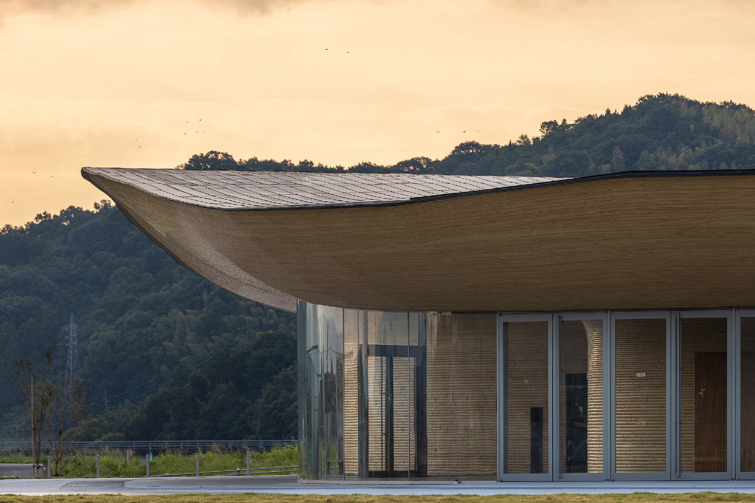 Kengo Kuma увенчал скульптурный общественный центр крышей из бамбука