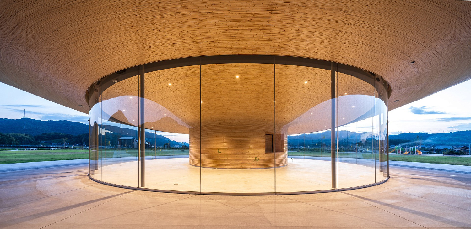 Kengo Kuma увенчал скульптурный общественный центр крышей из бамбука