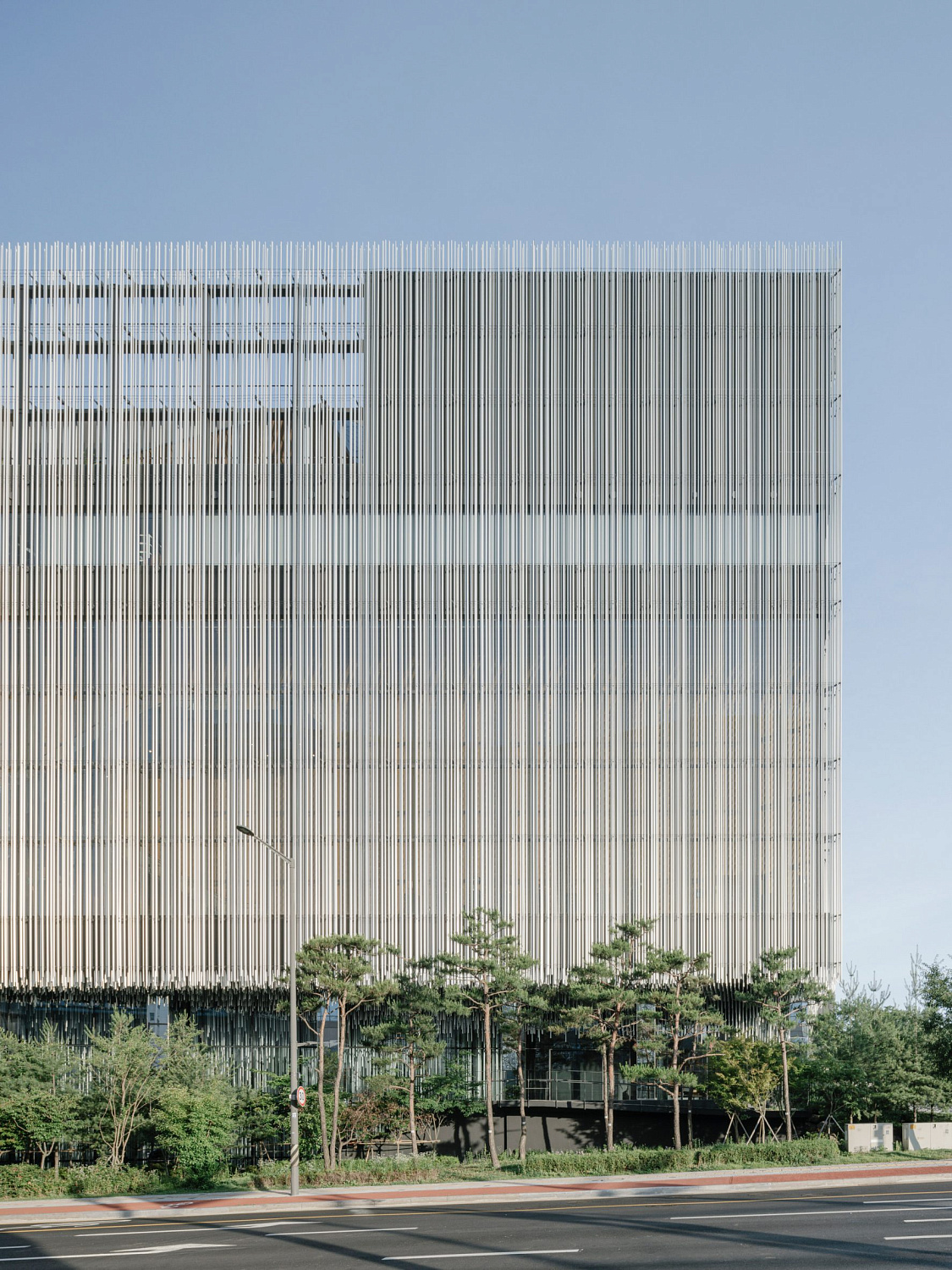 Kengo Kuma окутывает музей в Сеуле каскадными алюминиевыми трубами