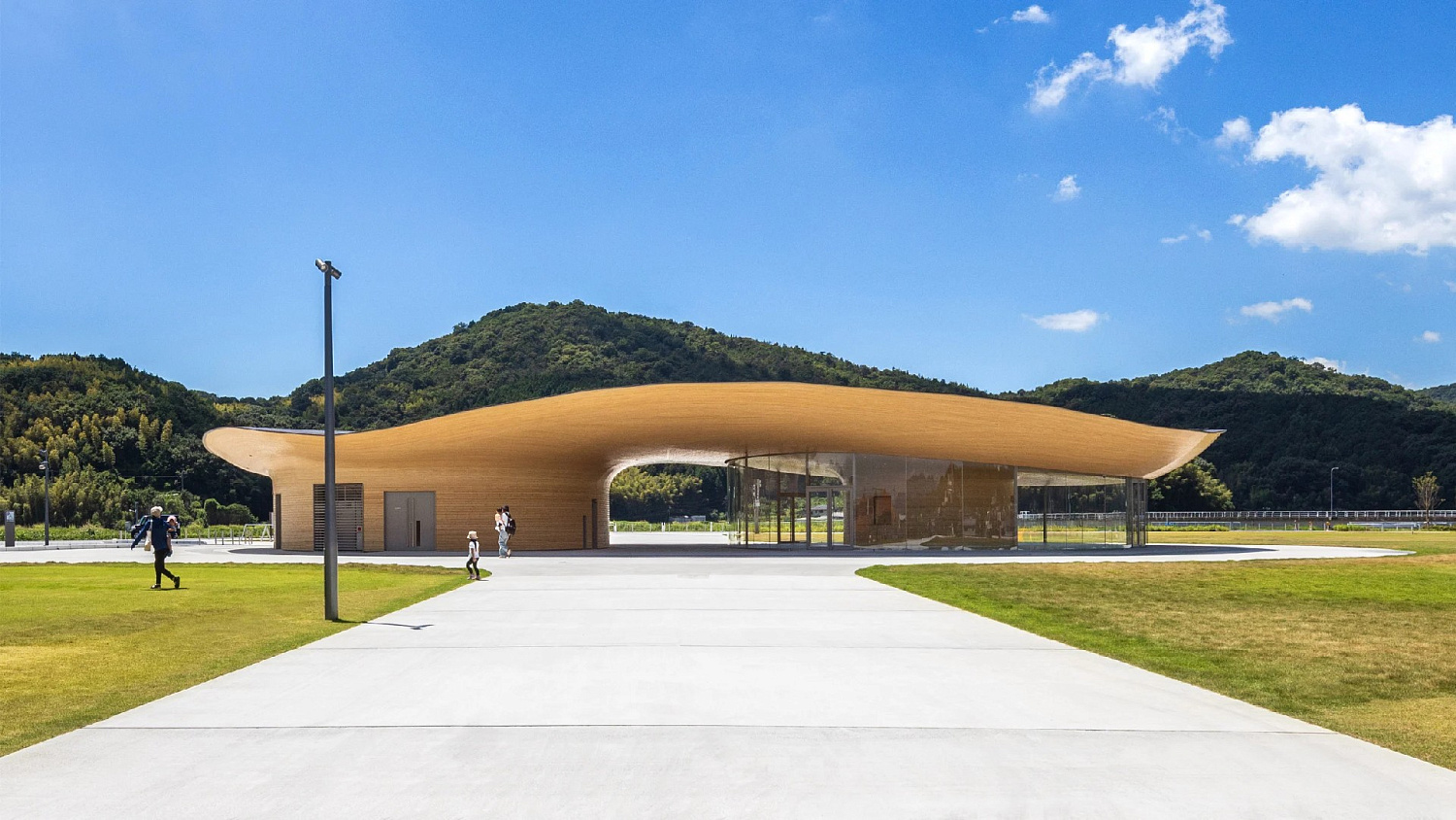 Kengo Kuma увенчал скульптурный общественный центр крышей из бамбука