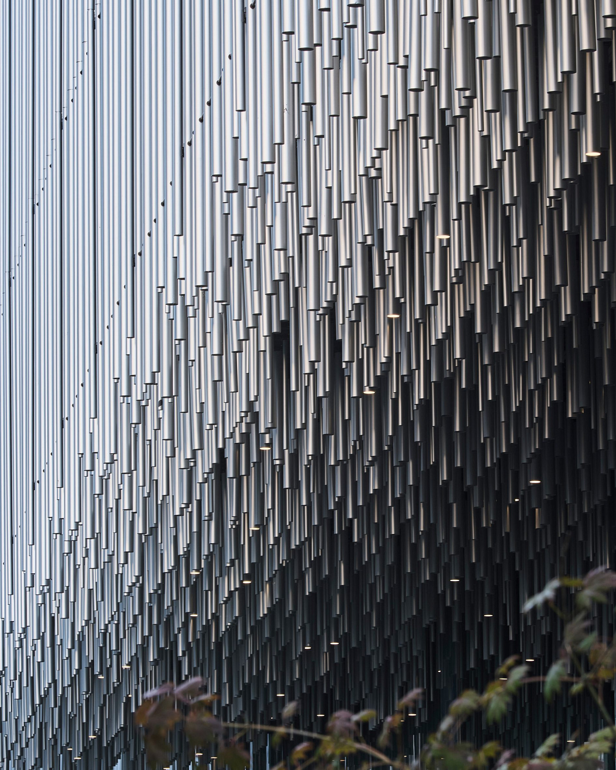 Kengo Kuma окутывает музей в Сеуле каскадными алюминиевыми трубами