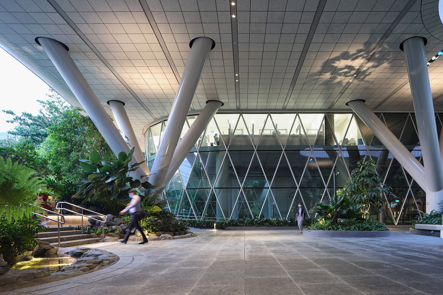 Компания Eric Parry Architects построила «каскад садовых террас» в  офисном здании в Сингапуре