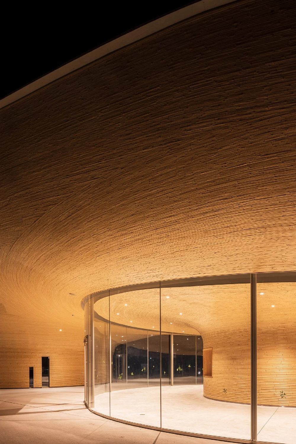 Kengo Kuma увенчал скульптурный общественный центр крышей из бамбука