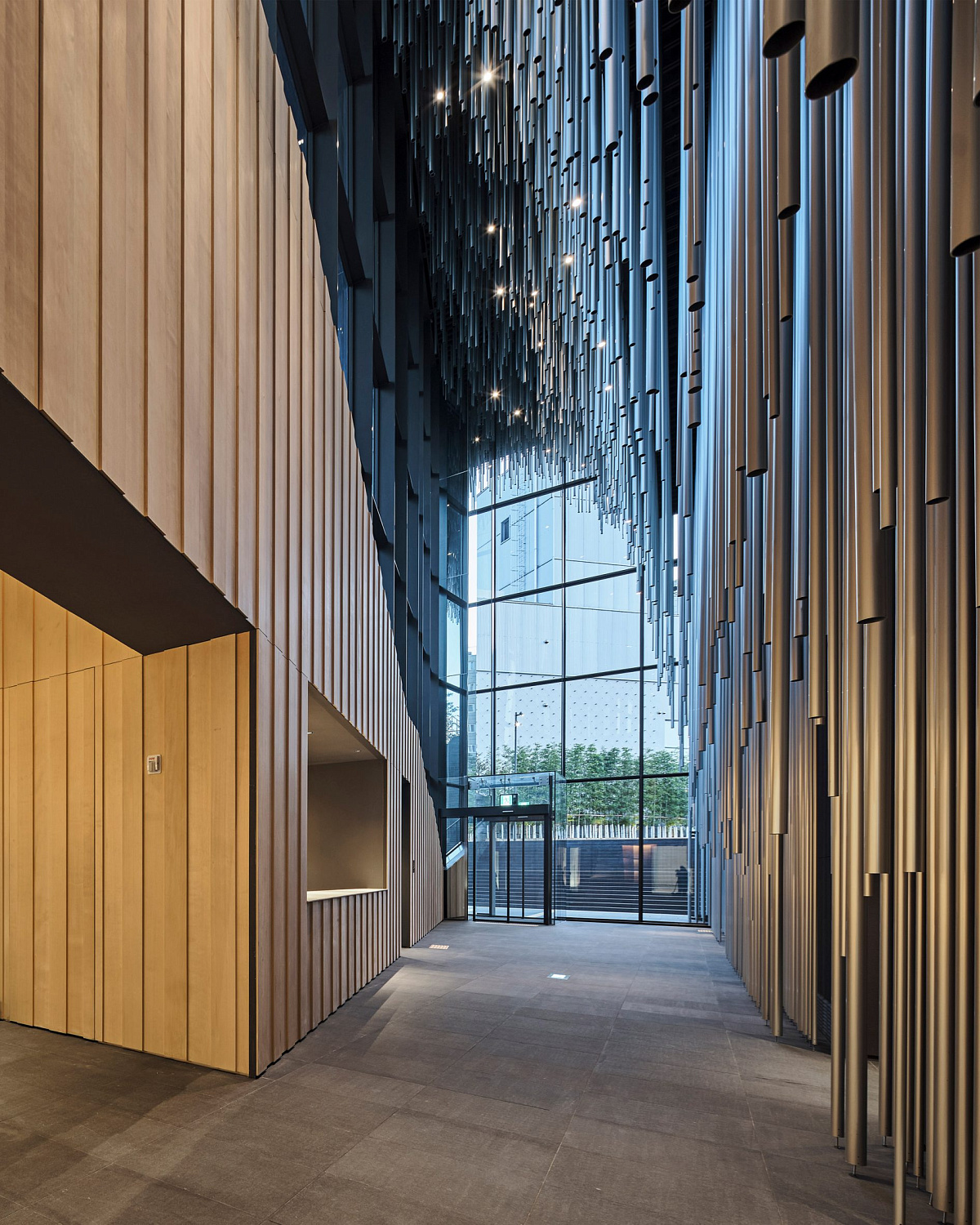 Kengo Kuma окутывает музей в Сеуле каскадными алюминиевыми трубами