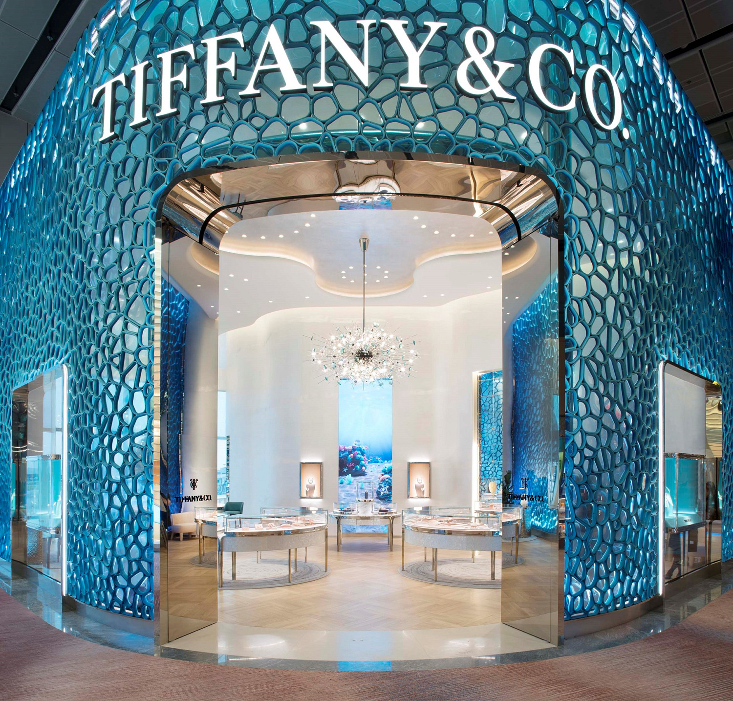 В аэропорту Чанги (Сингапур) открылся новый магазин Tiffany & Co. С  экологичным фасадом, спроектированным MVRDV | Punto Group