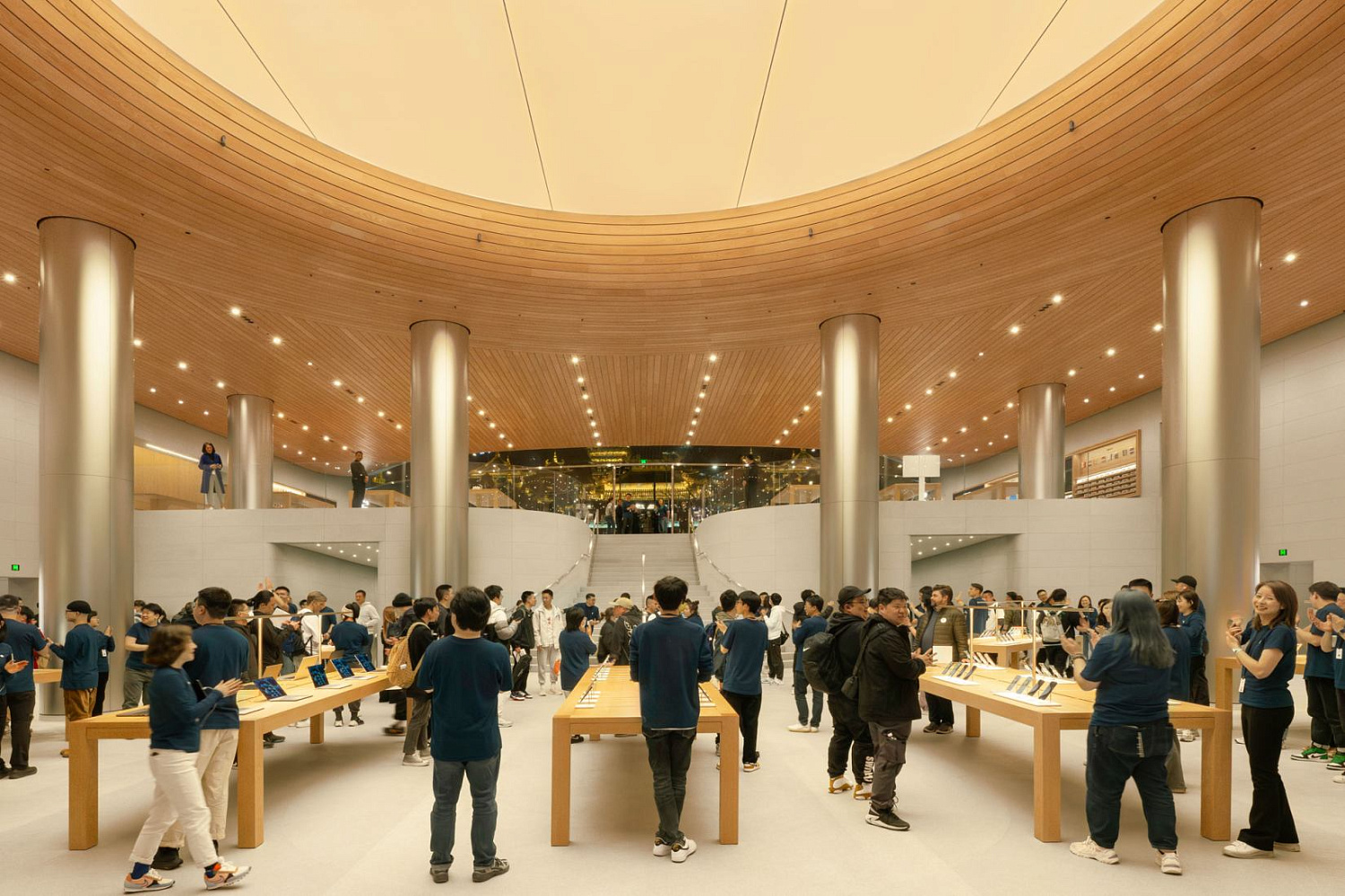 Foster + Partners превратили подземный Apple Store в Шанхае в «активное общественное пространство»