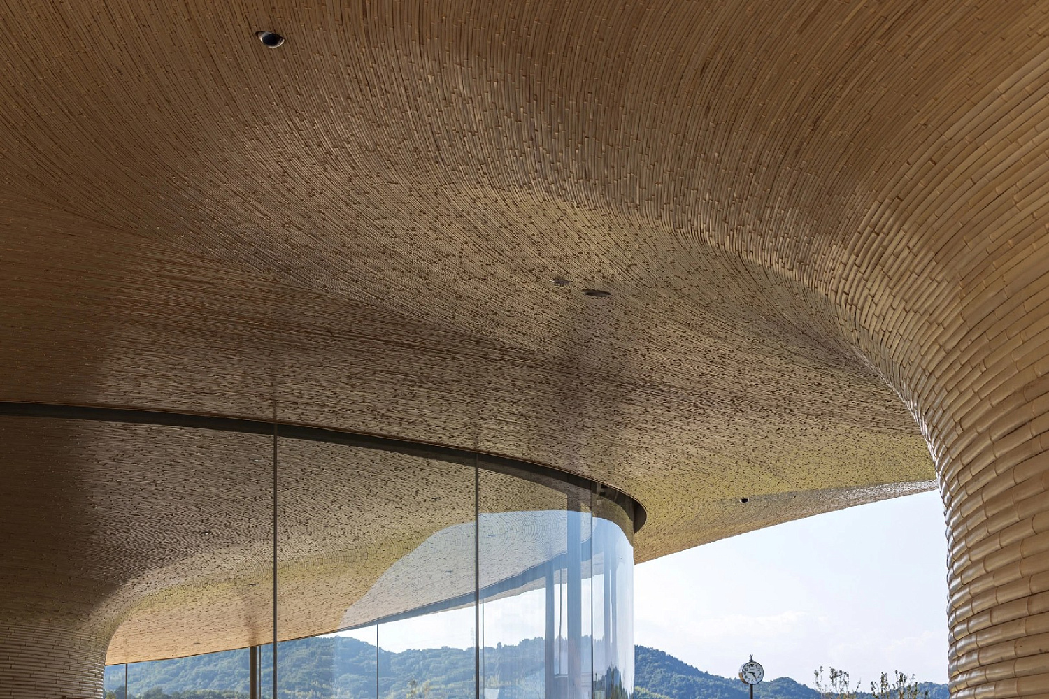 Kengo Kuma увенчал скульптурный общественный центр крышей из бамбука