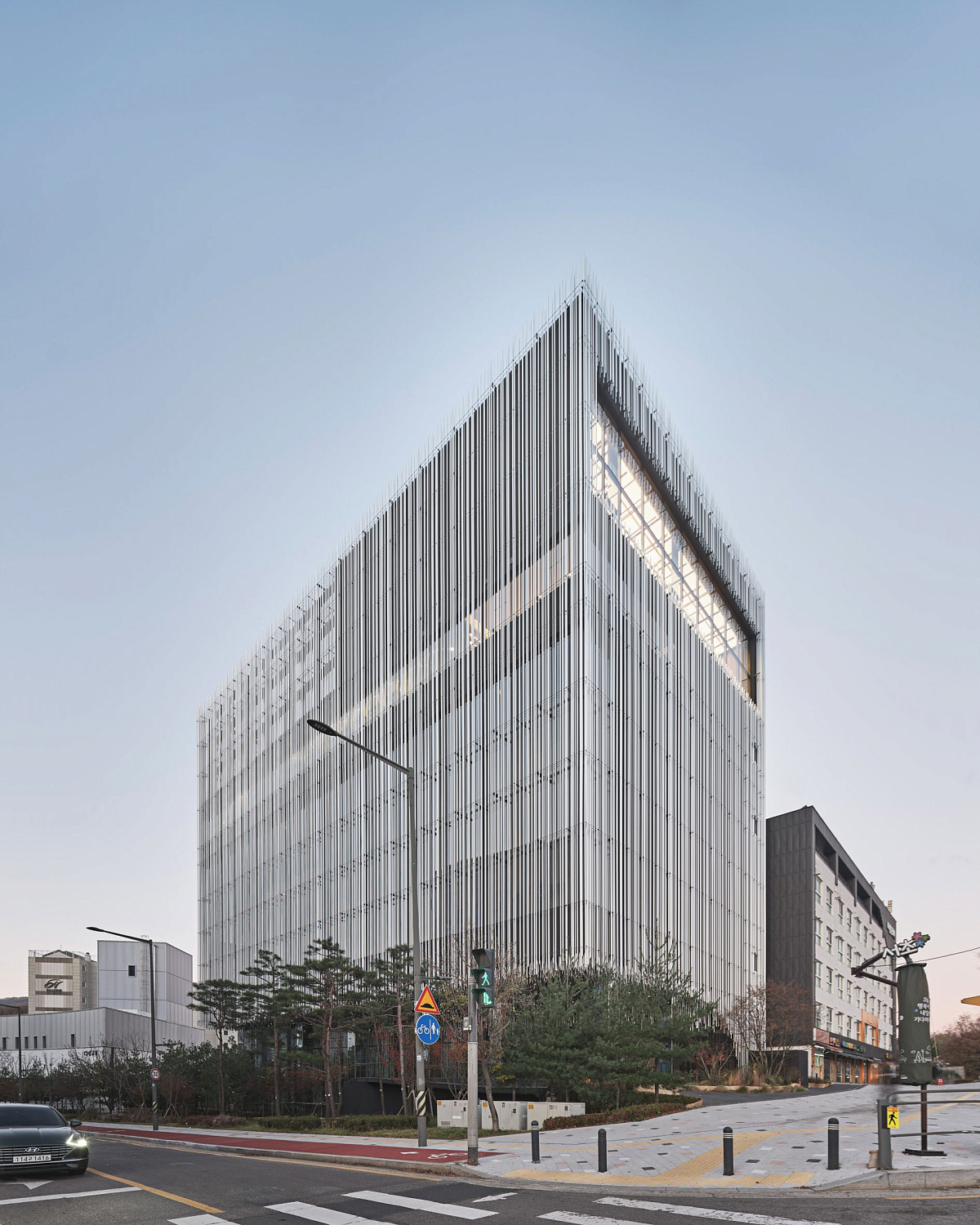 Kengo Kuma окутывает музей в Сеуле каскадными алюминиевыми трубами