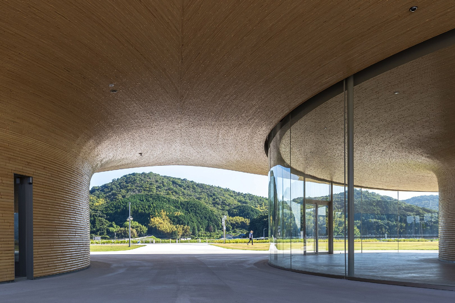 Kengo Kuma увенчал скульптурный общественный центр крышей из бамбука