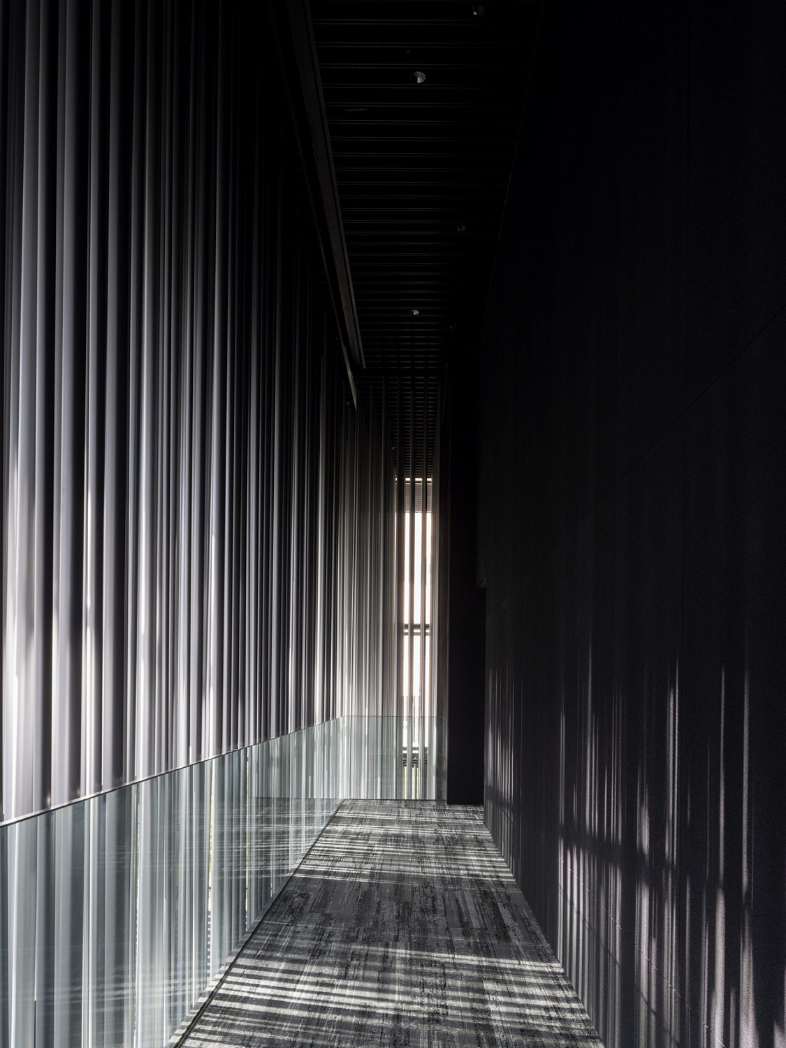 Kengo Kuma окутывает музей в Сеуле каскадными алюминиевыми трубами