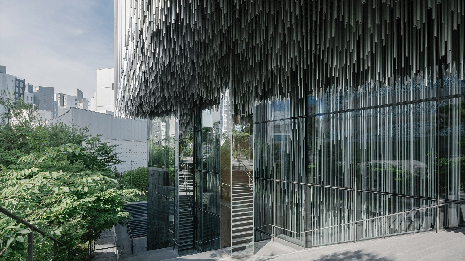 Kengo Kuma окутывает музей в Сеуле каскадными алюминиевыми трубами