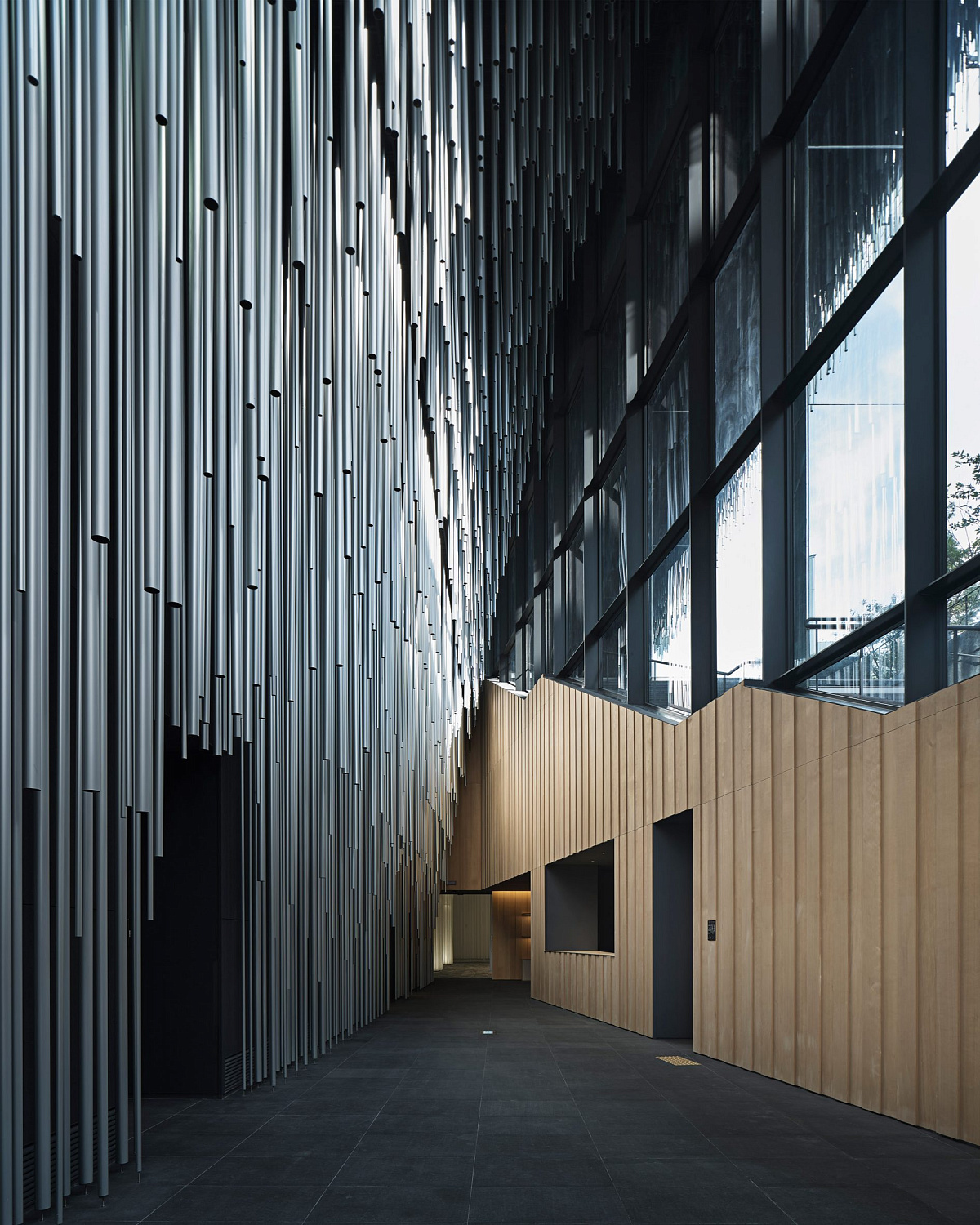 Kengo Kuma окутывает музей в Сеуле каскадными алюминиевыми трубами