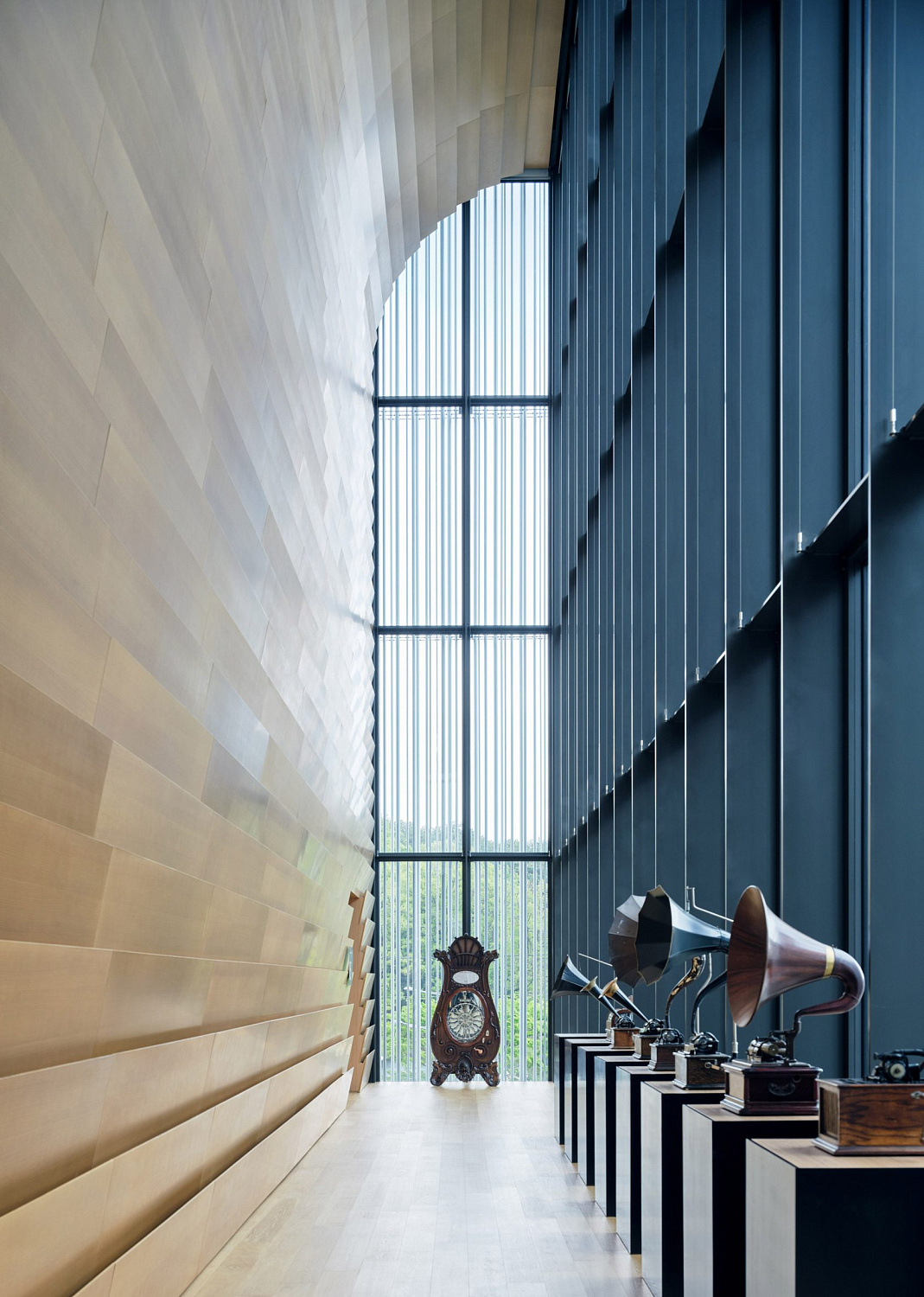 Kengo Kuma окутывает музей в Сеуле каскадными алюминиевыми трубами
