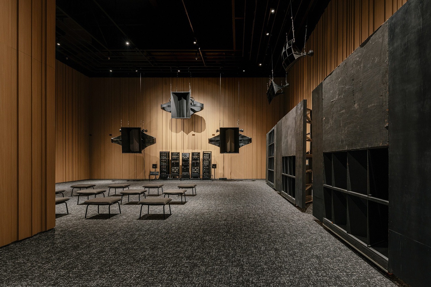 Kengo Kuma окутывает музей в Сеуле каскадными алюминиевыми трубами